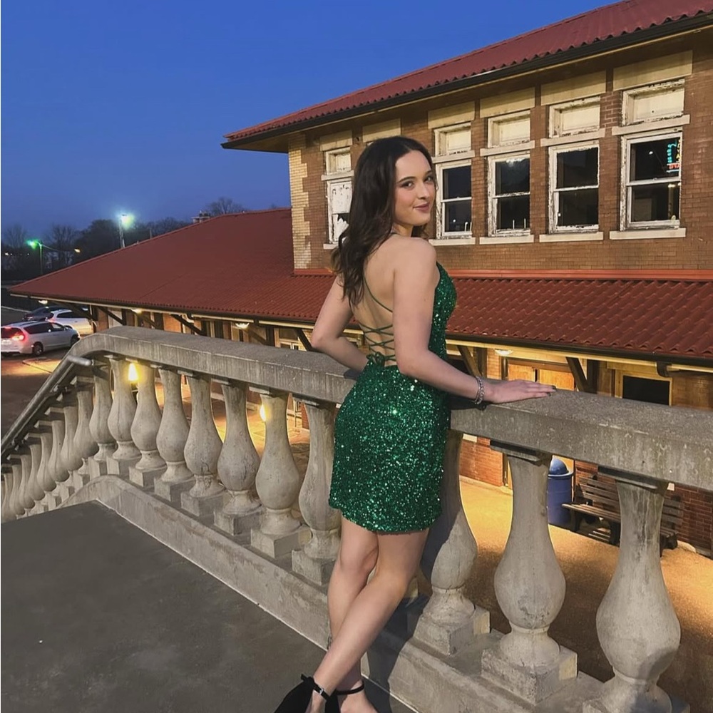 Primevara Emerald Green Homecoming/Formal Dress
- Excellent shape
-Worn Once